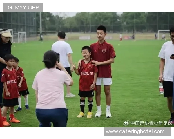 小孩们与足球明星亲密互动的快乐瞬间与英语交流体验