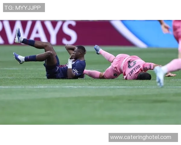 足球明星捂耳朵高清图片展现赛场激情与专注瞬间